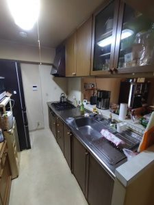 扉、コンロ、レンジフードに経年劣化が目立ちます。