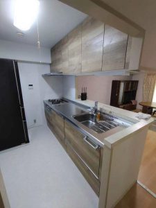 落ち着いた木目調の美しいキッチン。引き出しタイプはしゃがまず出し入れ簡単。