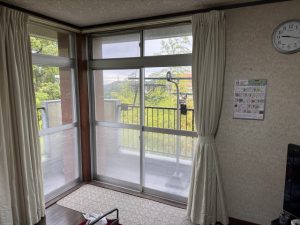 【洋室】窓面積が大きく明るい反面、夏の日差しや冬の冷気に悩まされていました