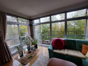 【リビング】二段窓で開閉や清掃に手間がかかるうえ、冷暖房費のランニングコストが心配でした