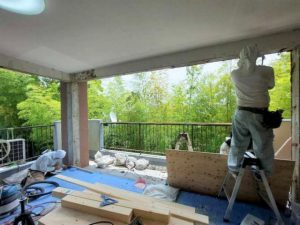 【リビング工事中】既存の窓を撤去してコンクリートをハツリ窓枠幅を広げます