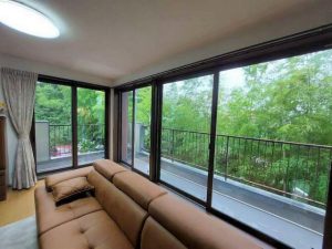 【リビング窓交換】窓枠の木目調カラーも美しく室内の高級感を演出します