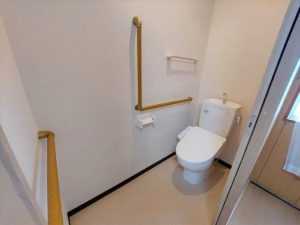 引き戸にすることでバランスを崩すことなく安全に出入りができます　手すりを設置し安全な排泄動作が行えます