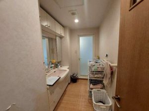 高い位置の吊り戸は使い勝手が悪く収納かごを利用していました