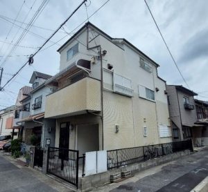 直射日光による色褪せやヒビ割れが目立ちます