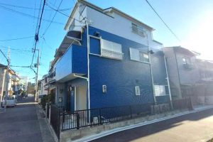 自然光に映える色鮮やかなフォルムは町並みに存在感を放ちます