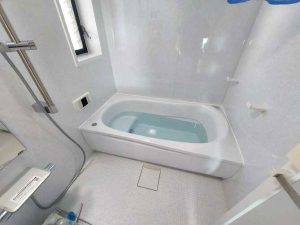 白ベースでまとめながら床部分をベージュの差し色をプラスすることで清潔感を演出