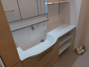 洗面化粧台横のトールキャビネットはストックに最適です