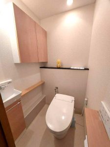 奥行が浅いキャビネットは圧迫感がなく空間を上手に使ってより広々とした印象に！ 