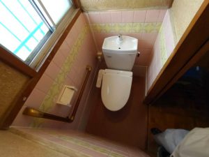 壁にＬ型手すりを設置。トイレ内の移動、便座の立ち座りの際にに使用します。