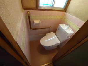 床の段差を無くし、洋式トイレを設置ました。