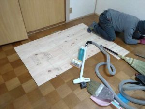 【リビング工事中】ぶかぶかしている箇所を補修します