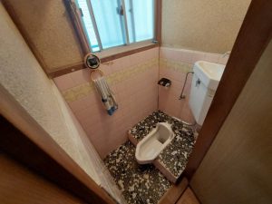 段差のある和式トイレ。立ち座り動作に不安がありました。