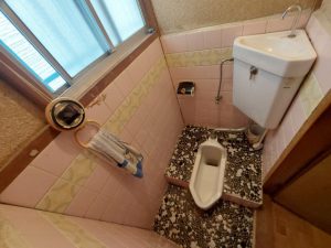 トイレ内に支持する物が無く、転倒の危険があります。
