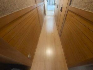 廊下とリビングを同じフローリングにすることで奥行ができました