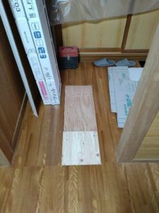 【玄関工事中】よく踏む中央部分を補修します