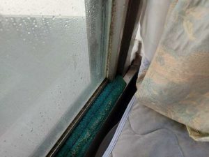 結露による窓枠の長年の汚れが気になります