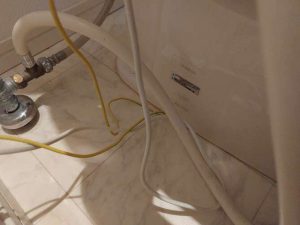 温水洗浄便座のコードやホースの汚れがお掃除の難点でした