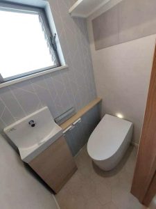 奥様が選ばれたアクセントクロスと扉カラーがマッチしてナチュラルな空間になりました