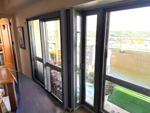 Ｌ字型の掃出し窓にＦＩＸ窓を取り付け、お施主様のご希望に添えることができました