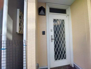 ランマのある玄関ドア。経年劣化が気になり、リフォームして気分一新したいと考えていました