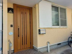 シックで明るい色合いの玄関ドアはご主人の気持ちがこもったリフォームです