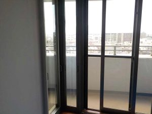 Ｌ型掃き出し窓にＦＩＸ窓を取付け　お好みの内窓カラーをチョイス　リビングの印象が変わりました