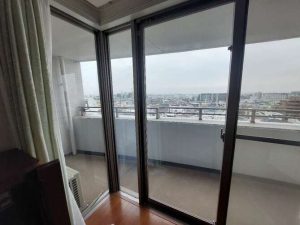 高層階で見晴らしが良いリビングは大きな掃出し窓から直射日光のリスクを伴います