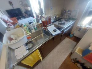 カウンターキッチンは明るく開放的ですが　収納スペースが少ないのが難点です